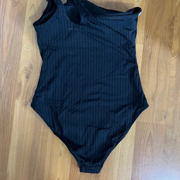 Chic Black One-Shoulder Ribbed Bathing Suite – Size M - Picture 3 of 3